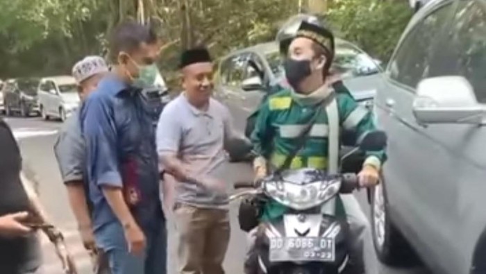 Ustaz Maulana viral mencegat dan membonceng pemotor gegara terjebak macet di Maros, Sulsel.