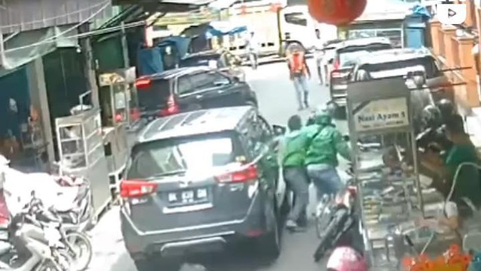 Viral pengemudi ojol keroyok pemobil di Medan