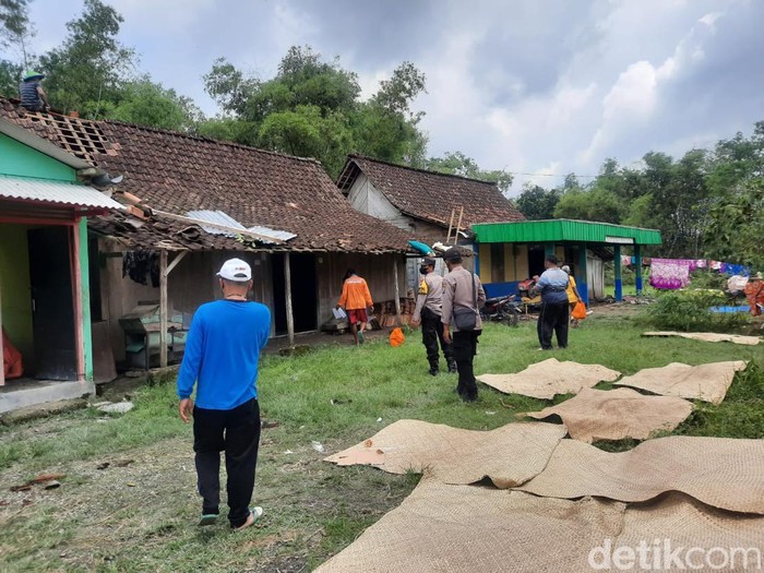 Warga dan TNI/Polri perbaiki rumah