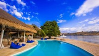 Sudamala Resort, Seraya, Flores merupakan hotel berbentuk bungalow yang dilengkapi dengan teras luas dan kursi panjang ini akan membuat pikiran menjadi damai. Anda dapat bersantai di tepi pantai sambil memandangi laut lepas.
