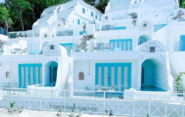 Loccal Collection Hotel Komodo, hotel berarsitektur seperti Santorini di Yunani terkenal akan bangunannya yang didominasi warna putih dengan atap biru. Selain bangunannya yang unik, Loccal Collection Hotel Komodo memiliki spot pemandangan laut lepas yang sangat cantik dan menyegarkan.
