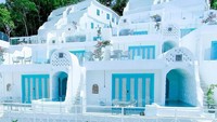 Loccal Collection Hotel Komodo, hotel berarsitektur seperti Santorini di Yunani terkenal akan bangunannya yang didominasi warna putih dengan atap biru. Selain bangunannya yang unik, Loccal Collection Hotel Komodo memiliki spot pemandangan laut lepas yang sangat cantik dan menyegarkan.
