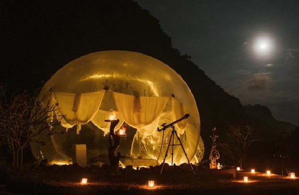 Nikmati sensasi menginap di dalam gelembung berbentuk mirip rumah Iglo di The Bubble Hotel Bali. Dinding yang terbuat dari kaca transparan dapat membuat Anda memandangi langit, hutan, dan pantai langsung dari tempat tidur. Nikmati sensasi menginap di dalam gelembung berbentuk mirip rumah Iglo di The Bubble Hotel Bali. Dinding yang terbuat dari kaca transparan dapat membuat Anda memandangi langit, hutan, dan pantai langsung dari tempat tidur.