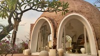 Berlokasi di Jalan Raya Tanjung, Malaka, Pemenang, Lombok Utara, Mentigi Bay Dome Villas memiliki bangunan berbentuk kubah batu. Ketika bangun pagi, Anda akan melihat pemandangan lautan biru dan pepohonan hijau yang sangat menyegarkan langsung dari balkon kamar.