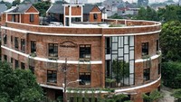 Berbentuk dinamis ala Victorian homes dengan material batu bata membuat Rumanami Residence terlihat sangat estetik. Pada bagian tengah hotel ini dibuat taman yang dilengkapi dengan tangga meliuk sehingga menambah kesan eksotik pada bangunannya. Hotel ini berlokasi di Jalan Benda nomor 39, H. Sainin, Kemang, Jakarta Selatan.