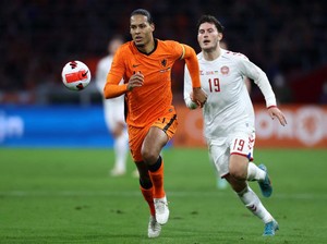 Van Dijk Tak Senang Van Gaal Ubah Formasi Belanda
