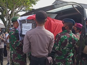 Jenazah 2 Prajurit TNI Korban KKB di Papua Diserahkan ke Keluarga