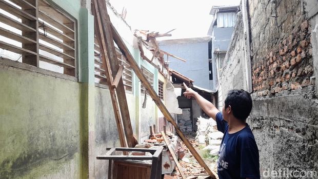 2 ruang kelas di SD Negeri Ciheuleut 1 dan 2 di Kelurahan Branangsiang, Kecamatan Bogor Timur, Kota Bogor, Jawa Barat, ambruk. (Muchamad Sholihin/detikcom)