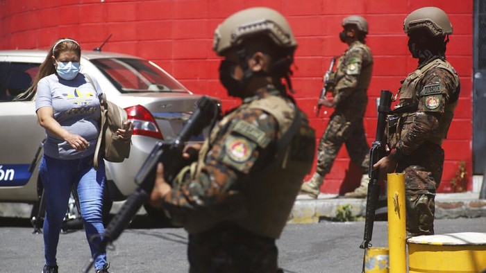 Aksi Geng Merajalela, Polisi Bersenjata Siaga di Pusat Kota El Salvador Gelombang kekerasan dan pembunuhan geng membuat El Salvador umumkan keadaan darurat nasional. Polisi bersenjata pun tampak bersiaga di pusat kota.