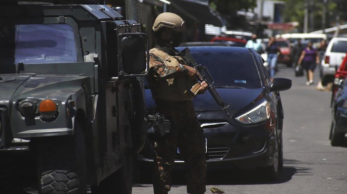 Gelombang kekerasan dan pembunuhan geng membuat El Salvador umumkan keadaan darurat nasional. Polisi bersenjata pun tampak bersiaga di pusat kota.