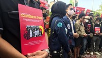 Mereka membentangkan berbagai poster.