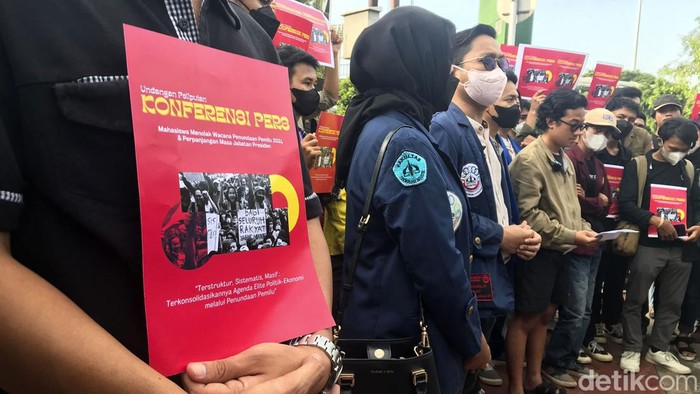 Sejumlah mahasiswa berdemo di depan Tugu Reformasi Trisakti, Jakarta, Senin (28/3/2022). Mereka menetang penundaan Pemilu 2024 dan perpanjangan masa jabatan presiden.