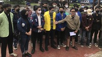 Mereka juga mengajak mahasiswa di berbagai daerah untuk membentuk konsolidasi guna melakukan pergerakan menentang upaya penundaan Pemilu 2024 ini.