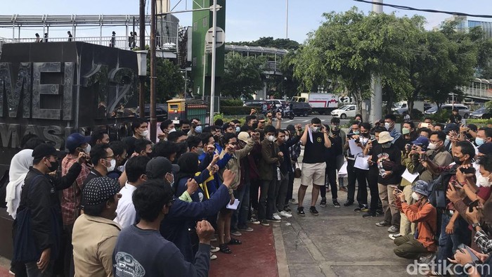 Sejumlah mahasiswa berdemo di depan Tugu Reformasi Trisakti, Jakarta, Senin (28/3/2022). Mereka menetang penundaan Pemilu 2024 dan perpanjangan masa jabatan presiden.