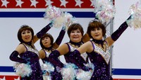 Tim pemandu sorak Japan Pom Pom saat tampil dalam All Japan Cheerleading & Dance Championship 2022 di Chiba, Tokyo, Jepang, (25/3/2022).