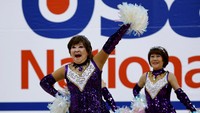 Fumie Takino tampil bersama para anggota Japan Pom Pom selama pertunjukan tamu di All Japan Cheerleading & Dance Championship 2022 di Chiba, timur Tokyo, Jepang.