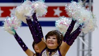 Aksi Fumie Takino (90) pemimpin sekaligus pendiri tim pemandu sorak Japan Pom Pom.