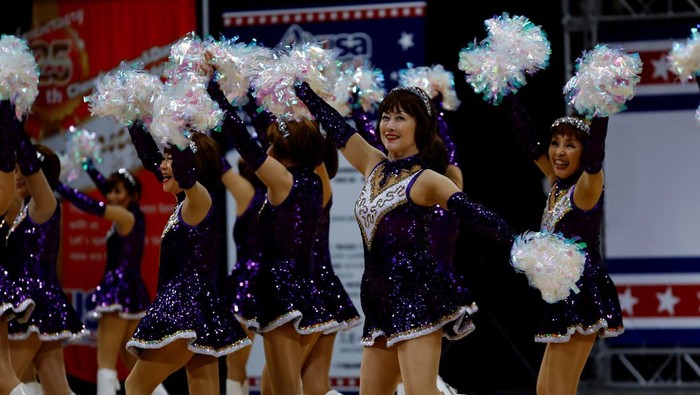 Aksi Nenek-nenek di Jepang Jadi Pemandu Sorak, Lincah Banget 90-year-old Fumie Takino, founder of a senior cheer squad called Japan Pom Pom, performs with the members during a guest performance at All Japan Cheerleading & Dance Championship 2022 in Chiba, east of Tokyo, Japan, March 25, 2022. REUTERS/Kim Kyung-Hoon