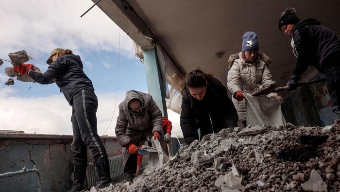 Aksi Wanita Kharkiv Bersihkan Gedung Sekolah yang Dirudal Rusia Sekelompok wanita beraksi membersihkan puing-puing dari bangunan sekolah di Kharkiv, Ukraina. Sekolah ini rusak setelah menjadi sasaran penembakan oleh militer Rusia.