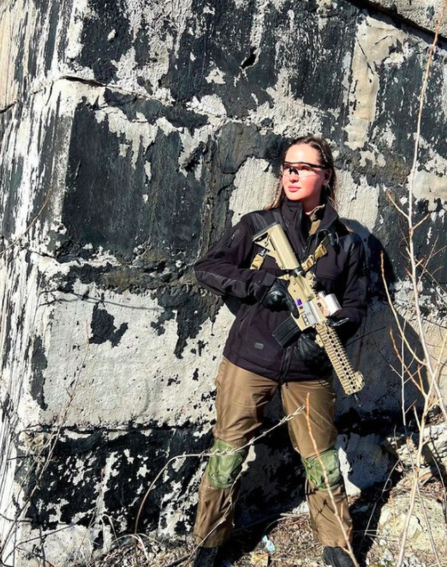 Foto tersebut kemudian ‘digoreng’ oleh sejumlah media dengan menarasikan bahwa Anastasiia bergabung menjadi tentara. Beberapa media India bahkan menyebut bahwa Anastasiia siap angkat senjata untuk membela negaranya. Foto: dok. Instagram