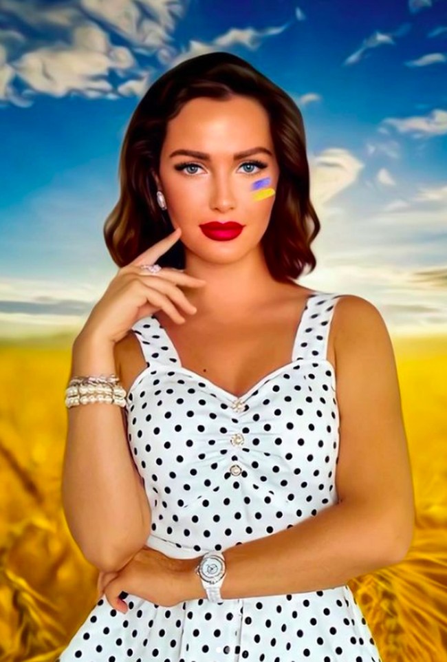 Anastasiia Leena adalah ratu kecantikan yang menjadi juara Miss Grand Ukraine pada 2015. Di Instagramnya, wanita cantik ini cukup vokal dan terlihat begitu membela negaranya yang kini diduduki oleh Rusia. Foto: dok. Instagram