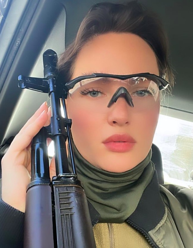 Dia juga mengklarifikasi bahwa senapan dalam fotonya  itu sebenarnya adalah airsoft gun. Senjata tersebut adalah bagian dari olahraga tim yang melibatkan senjata tiruan yang tujuannya adalah untuk mengeliminasi sesama pemain.Foto: dok. Instagram