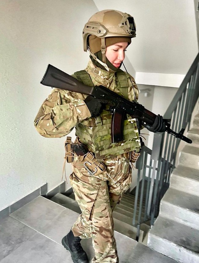 Baru-baru ini, Anastasiia kembali mengenakan pakaian tentara yang diunggahnya di Instagram. Dengan keterangan foto nasionalis, Anastasiia optimis bahwa Ukraina akan menang dari gempuran Rusia. Di Ukraina mereka tidak mengatakan Ketika perang berakhir … Di Ukraina mereka mengatakan Ketika kita menang … Tidak ada keraguan tentang kemenangan bahkan untuk sesaat,” tulisnya. Foto: dok. Instagram