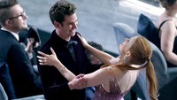 Jessica Chastain happy banget nih, kira-kira ngobrolin apa ya? Chris Pizzello/Invision/AP/Chris Pizzello