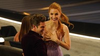 Jelang acara di mulai ia pun dipanggil oleh Jessica Chastain yang terlihat begitu antusias. Chris Pizzello/Invision/AP/Chris Pizzello
