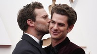 Tak hanya itu saja, Andrew juga sempat diganggu Jamie Dornan lewat kecupan manis. Jae C. Hong/Invision/AP/Jae C. Hong