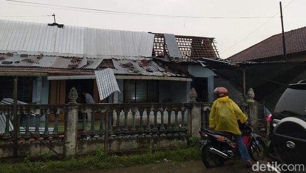 Angin kencang mengakibatkan sejumlah rumah rusak dan pohon tumbang di Kabupaten Magelang.