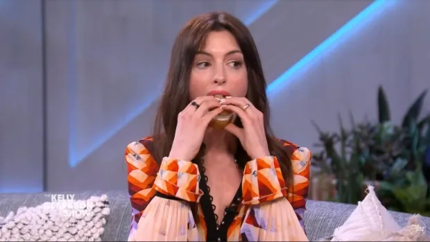 Anne Hathaway Bagikan TIps Makan Cupcake