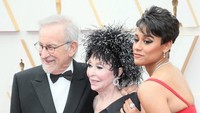 Ariana juga sempat berpose dengan sutradara dan bintang lainnya di West Side Story yakni Steven Spielberg dan Rita Moreno. Getty Images via AFP/DAVID LIVINGSTON