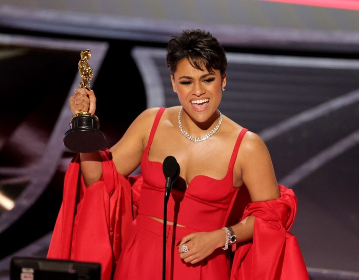 HOLLYWOOD, CALIFORNIA - MARCH 27: Ariana DeBose accepts the Actress in a Supporting Role award for West Side Story onstage during the 94th Annual Academy Awards at Dolby Theatre on March 27, 2022 in Hollywood, California.   Neilson Barnard/Getty Images/AFP (Photo by Neilson Barnard / GETTY IMAGES NORTH AMERICA / Getty Images via AFP)