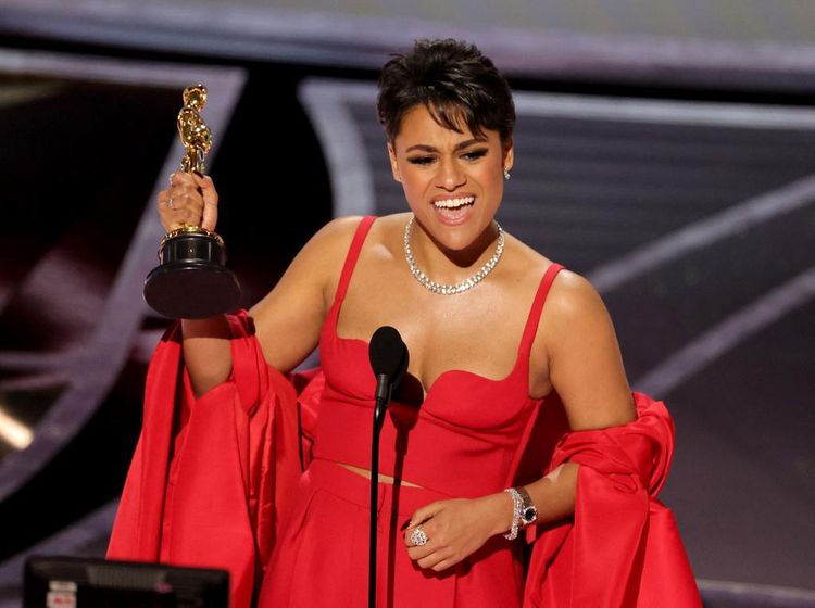 Senyum Bahagia Ariana DeBose Dapatkan Oscar Pertama