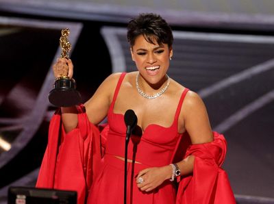 Senyum Bahagia Ariana DeBose Dapatkan Oscar Pertama