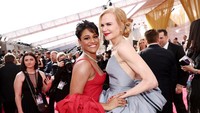 Ia pun sempat berpose bersama Nicole Kidman saat berpose di red carpet. Getty Images via AFP/EMMA MCINTYRE