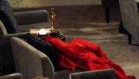 Tak lama setelahnya nampak bagian dress Ariana DeBose dan piala Oscar saja yang tersisa di kursi. Chris Pizzello/Invision/AP/Chris Pizzello