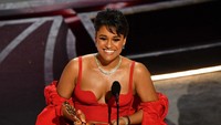 Ariana DeBose berhasil membawa pulang piala lewat kategori Best Actress in Supporting Role dan mengalahkan Judi Dench hingga Kristen Dunst. AFP/ROBYN BECK