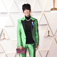 Siapa yang tak mengenal Diane Warren, seorang penulis lagu untuk beberapa film box office. Namun, Diane Warren masih berteriak dirinya adalah seorang musisi sejati dengan clutch berbentuk radio. (Foto: Jordan Strauss/Invision/AP)