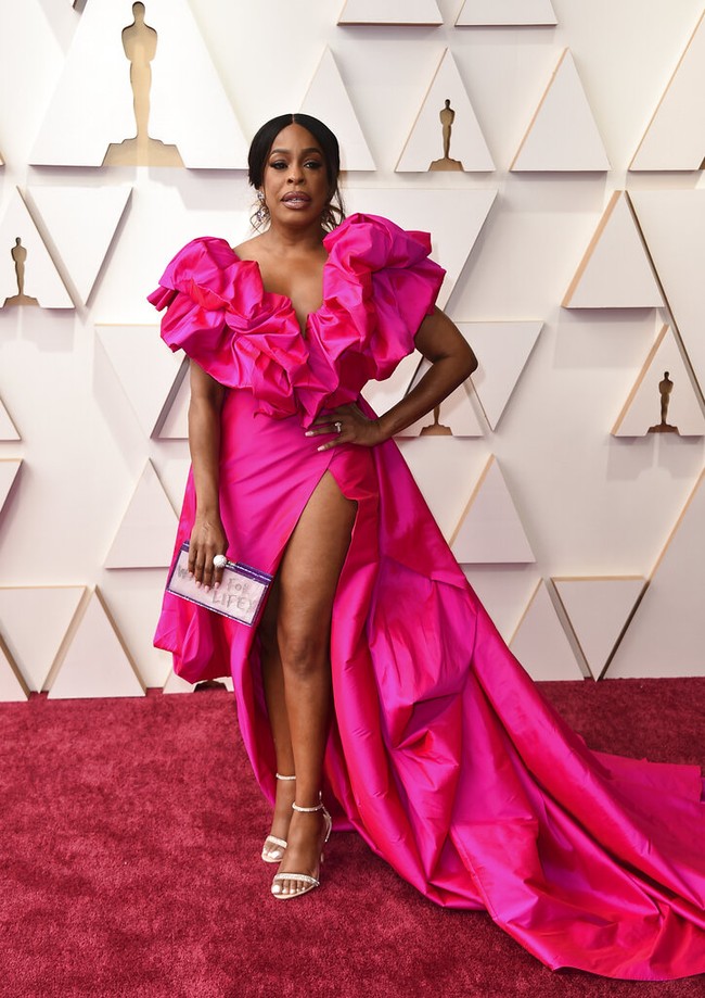 Niecy Nash mencuri perhatian dengan gaun pink neon. Sayangnya, detail ruffle di sekujur bahu hampir menutupi wajahnya. (Foto: Jordan Strauss/Invision/AP)