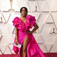 Niecy Nash mencuri perhatian dengan gaun pink neon. Sayangnya, detail ruffle di sekujur bahu hampir menutupi wajahnya. (Foto: Jordan Strauss/Invision/AP)