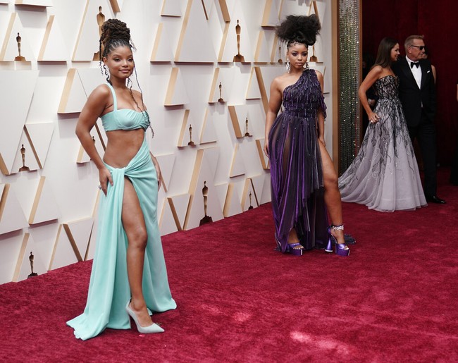 Duo bersaudari Chloe dan Halle Bailey menunjukkan kekompakannya lewat gaun berbelahan tinggi yang kelewat seksi. (Foto: Jordan Strauss/Invision/AP)