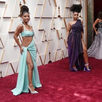 Duo bersaudari Chloe dan Halle Bailey menunjukkan kekompakannya lewat gaun berbelahan tinggi yang kelewat seksi. (Foto: Jordan Strauss/Invision/AP)