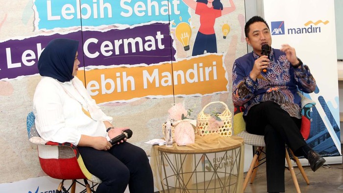 Asuransi Mikro AXA Mandiri Direktur PT AXA Mandiri Financial Services (AXA Mandiri ) Rudi Nugraha (kiri) didampingi Chief Communications Officer AXA Mandiri Atria Rai (kanan) menyerahkan secara simbolis Asuransi Mandiri Mikro Sejahtera kepada perwakilan Mitra Binaan Rumah BUMN Bank Mandiri di Jakarta, Senin (28/3). Selain menyerahkan Asuransi Mandiri Mikro Sejahtera, AXA Mandiri juga memberikan edukasi mengenai pengelolaan keuangan dan mitigasi risiko kehidupan kepada lebih dari 200 pelaku usaha mikro, kecil dan menengah (UMKM) binaan Bank Mandiri sebagai bagian dari upaya untuk meningkatkan literasi keuangan kepada masyarakat khususnya pelaku usaha.