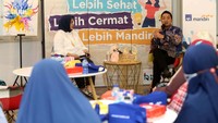 Selain menyerahkan Asuransi Mandiri Mikro Sejahtera, AXA Mandiri juga memberikan edukasi mengenai pengelolaan keuangan dan mitigasi risiko kehidupan kepada lebih dari 200 pelaku usaha mikro, kecil dan menengah (UMKM) binaan Bank Mandiri sebagai bagian dari upaya untuk meningkatkan literasi keuangan kepada masyarakat khususnya pelaku usaha.