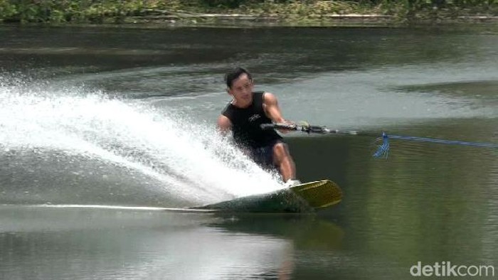 Atlet ski air berlatih di Ranu Sentong