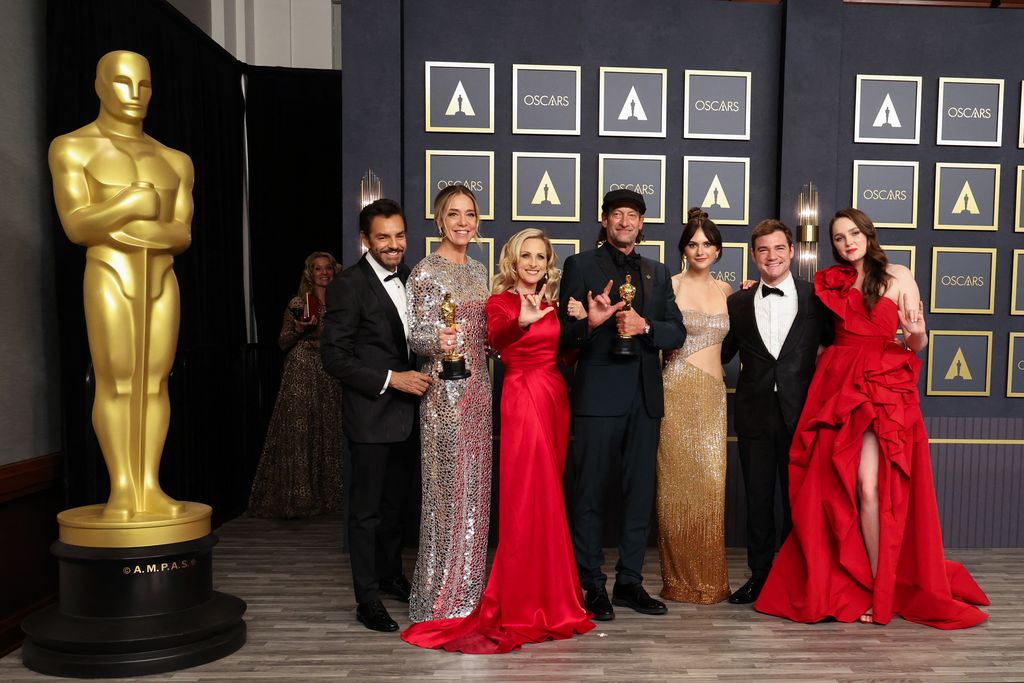 The cast and crew pose with their Oscars for Best Picture for 