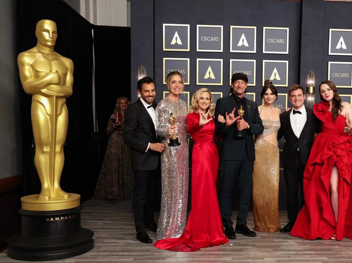 AWARDS-OSCARS/ The cast and crew pose with their Oscars for Best Picture for