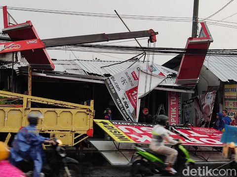 Baliho di Jalan Kaliurang Km 7 roboh setelah diterjang hujan dan angin kencang.